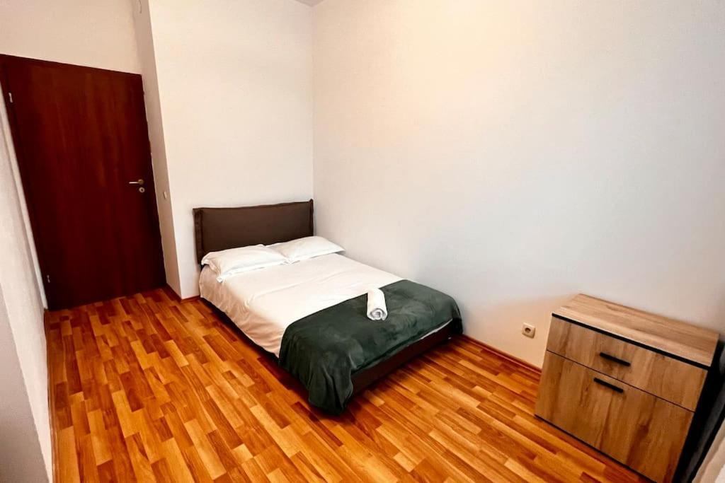 Otopeni Airport Apartment With Private Garden Exterior foto