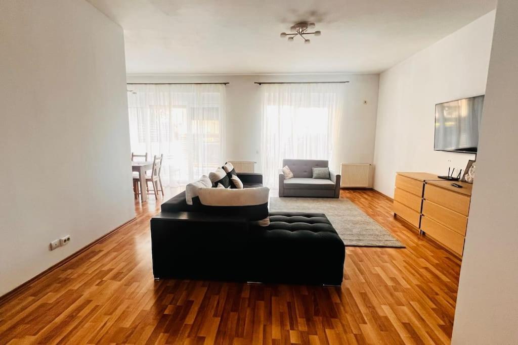 Otopeni Airport Apartment With Private Garden Exterior foto