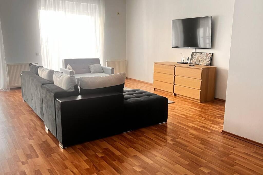 Otopeni Airport Apartment With Private Garden Exterior foto